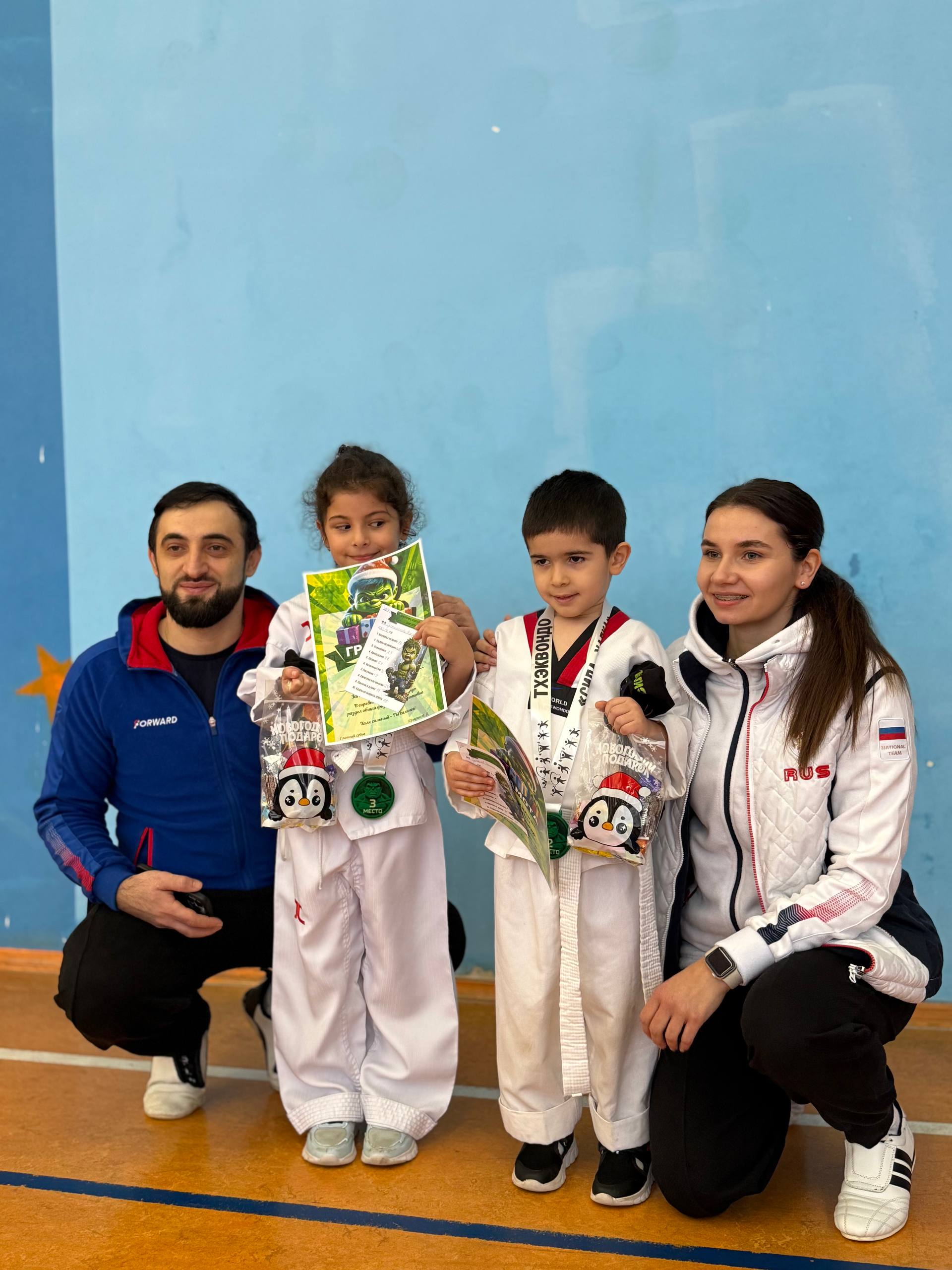 Малыши с тренерами